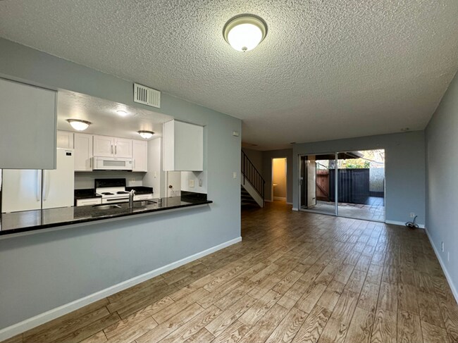 Building Photo - Centrally Located Two Bedroom Napa Condo