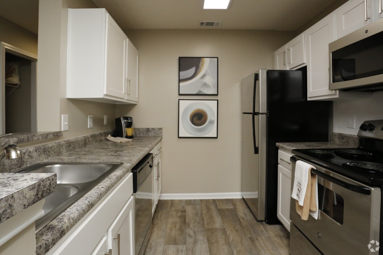 Lakeview at Cottage Hill Apartments in Mobile, AL