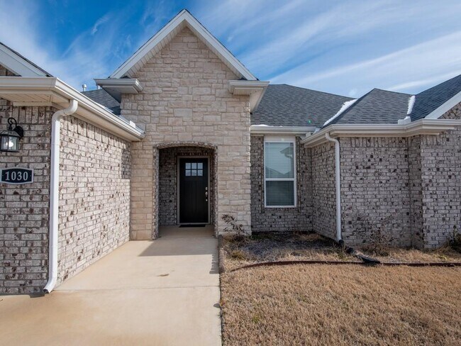 Building Photo - 1030 Lakeview Dr
