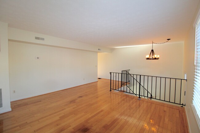 Foto del edificio - Large 3 bedroom townhome with a fenced in ...