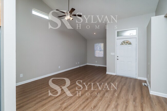 Foto del edificio - Bring more life and value to this charming home!