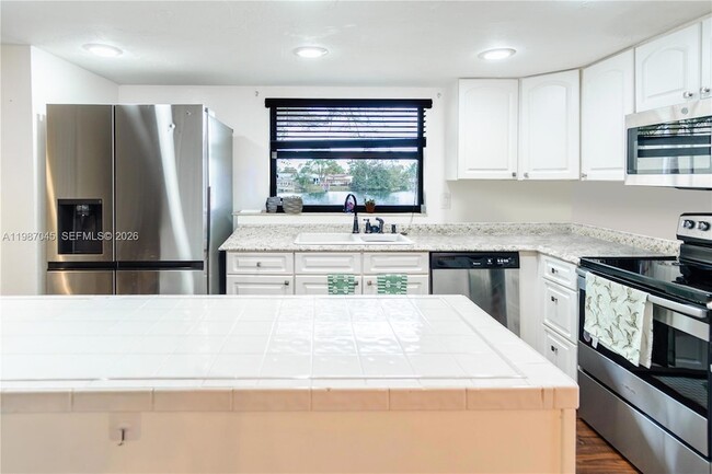 Building Photo - 8980 Palm Tree Ln