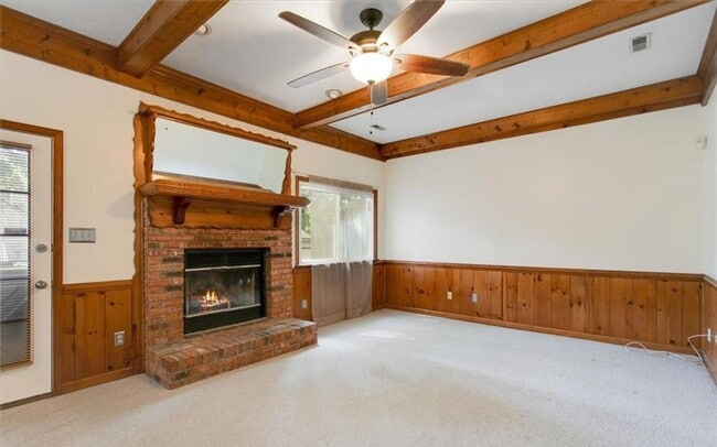 Building Photo - Large Home in Michael's Woods