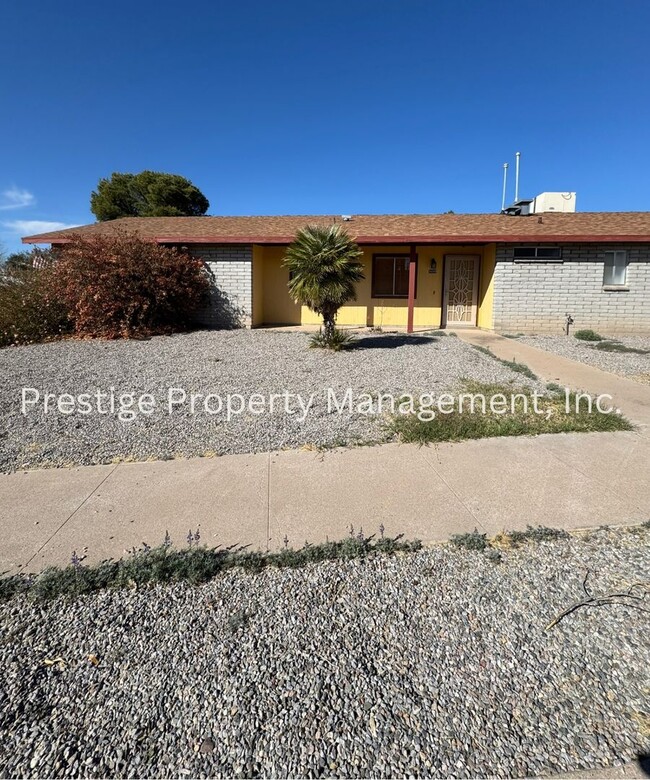 Building Photo - 3/2 East Side Charmer w/ an Updated Kitche...