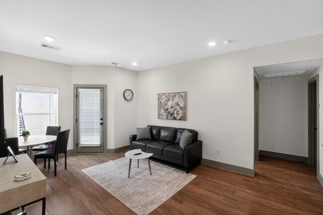 Foto del edificio - 2450 Wickersham Ln