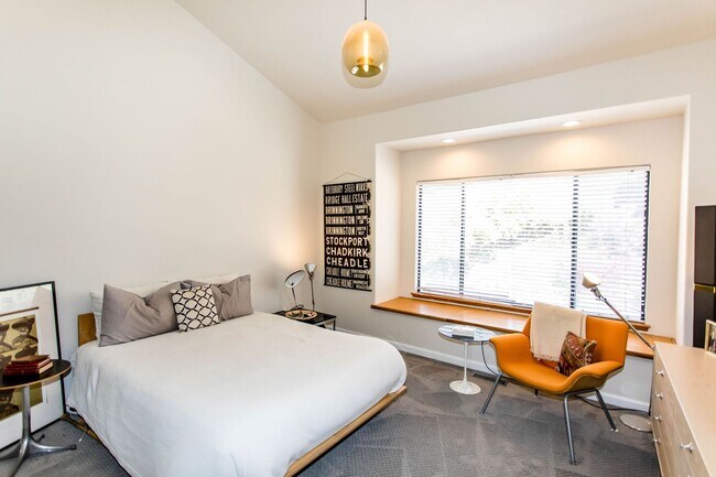 Building Photo - Fully Renovated Modern 4 Bedroom Home in R...