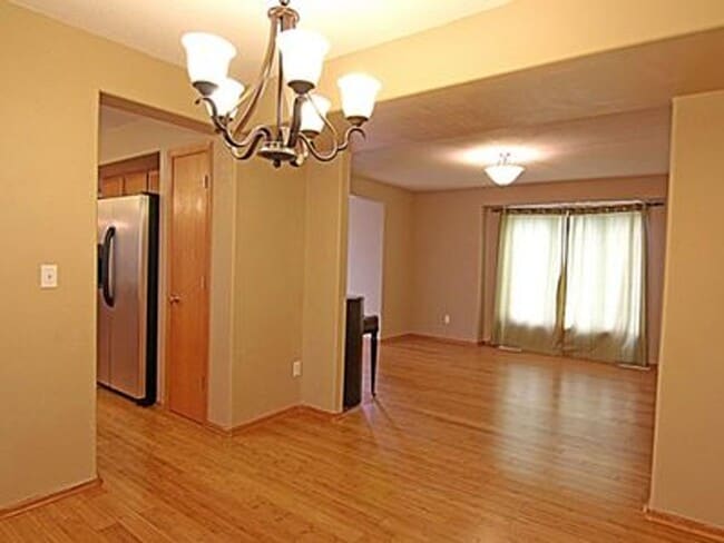 Foto del edificio - Great NE location -  4 bedroom 2.5 bath with attached 2 stall garage. Close to shopping & restaur...