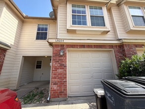 Building Photo - Room in Townhome on Oceanside Dr