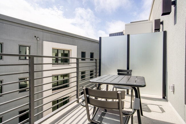 Building Photo - 988 El Camino Real