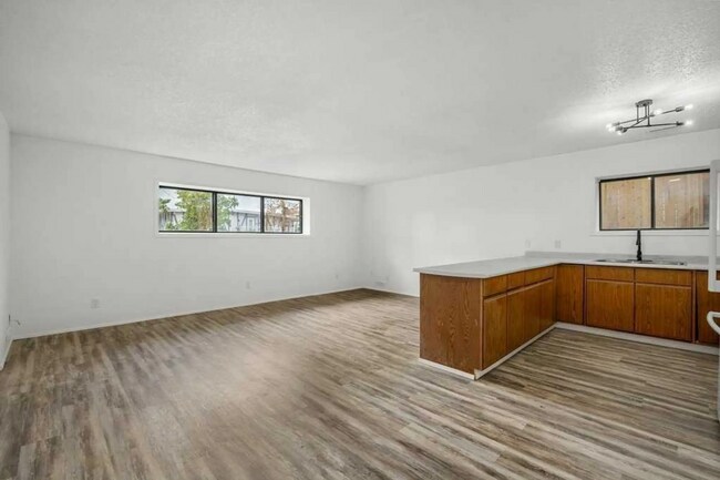 Building Photo - 1004 McKinnon Dr NE