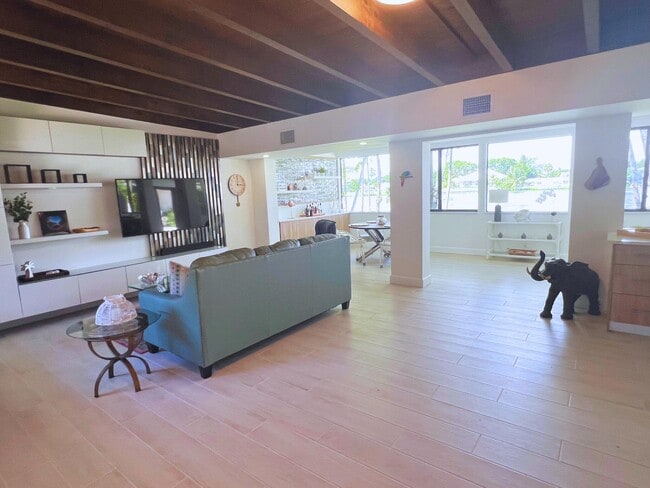 Foto del edificio - 7315 Pine Tree Ln