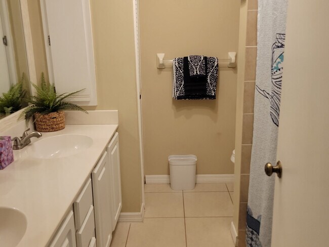 2 bathroom - 1303 SW 16th Ter