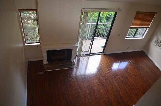 Sala de estar con techo alto - 330 Cordova St