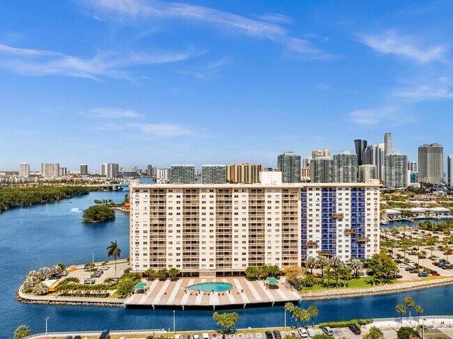 Foto del edificio - 400 Kings Point Dr