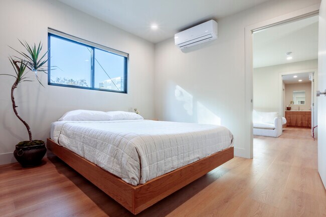 Foto del edificio - 6900 Willoughby Ave