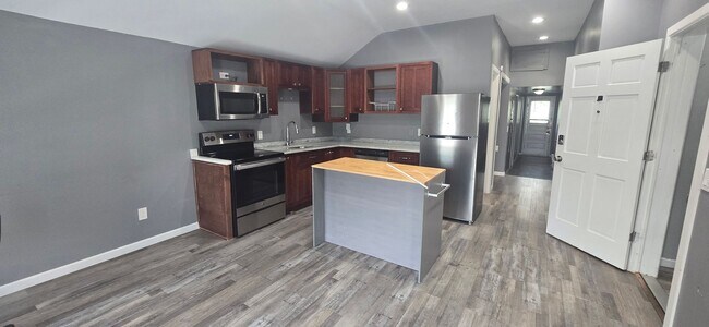 Building Photo - Beautiful 3/4 bedroom, 1 Bath