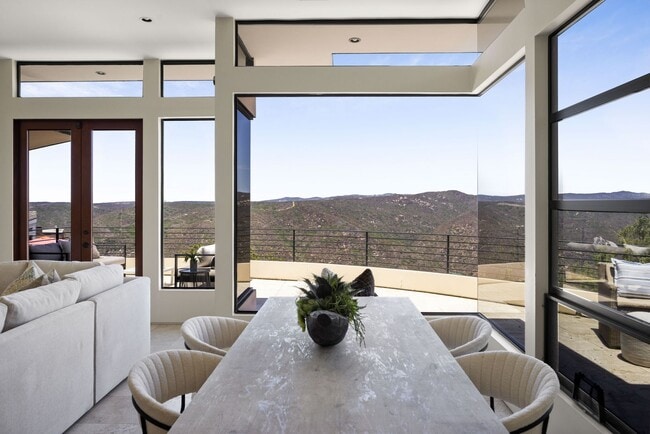 Building Photo - 1505 Skyline Dr