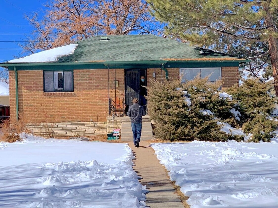 4 Bedroom Home 2 Blocks from DU - 4 Bedroom Home 2 Blocks from DU