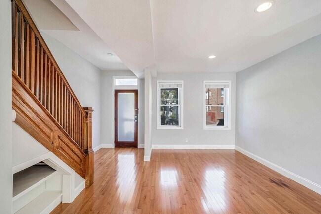 Foto del edificio - 738 Hobart Pl NW