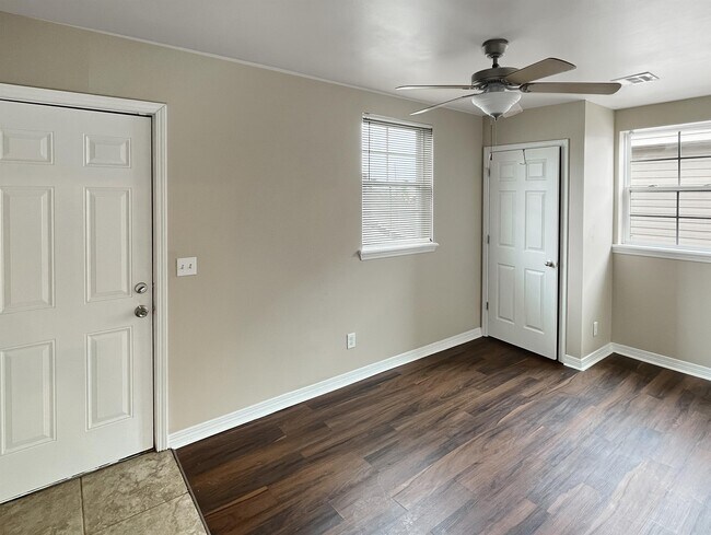 Building Photo - 4813 Thrush St