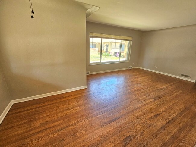 Building Photo - 2-Bedroom Home with One-Car Garage