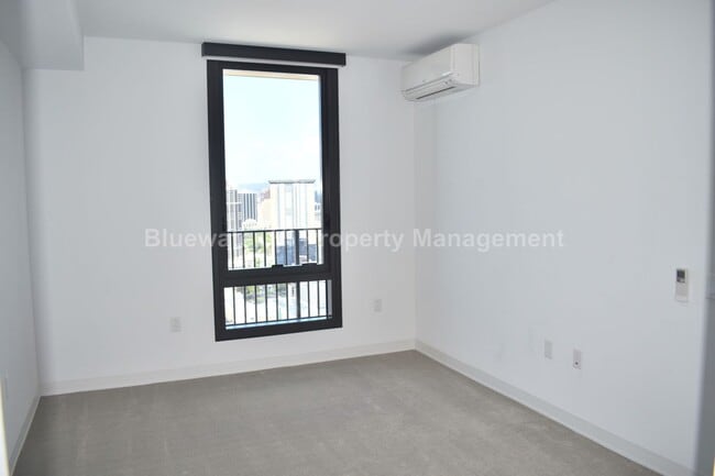 Building Photo - 987 Queen St