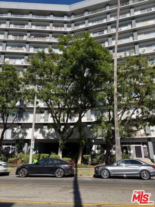 Foto del edificio - 100 S Doheny Dr