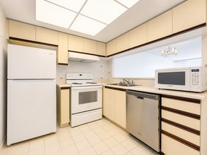 Building Photo - 330 Alton Towers Cir