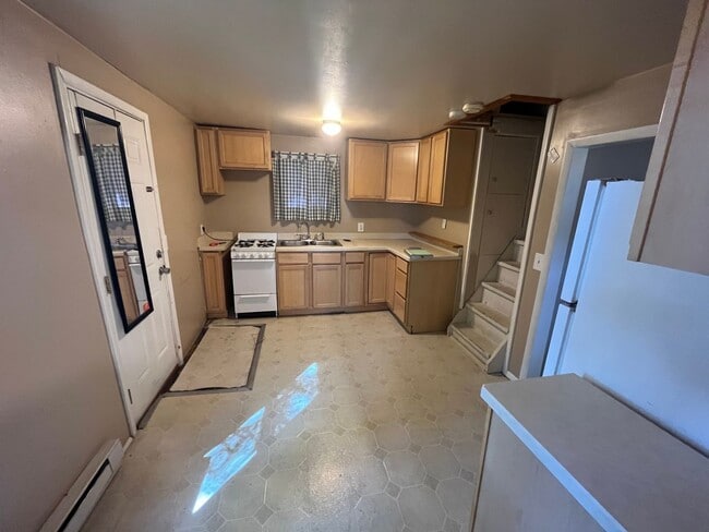 Building Photo - 2 Bedroom 1 bathroom house