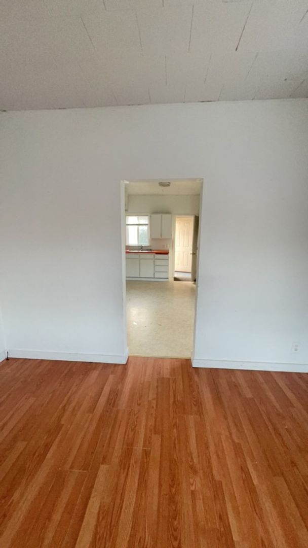 Foto del edificio - 2 Bedroom Home with Detached Garage & Backyard