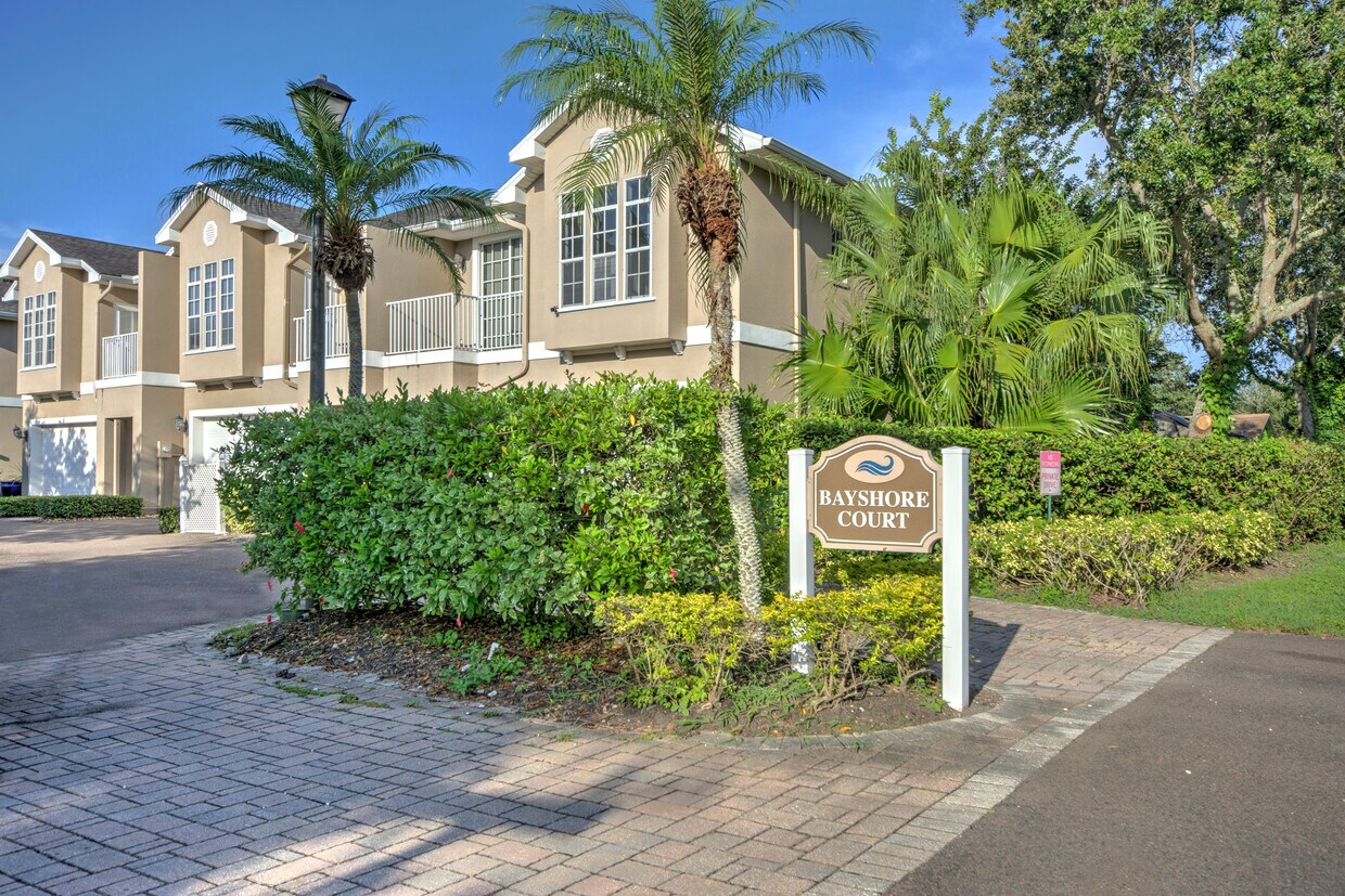 Primary Photo - 1800 Bayshore Way