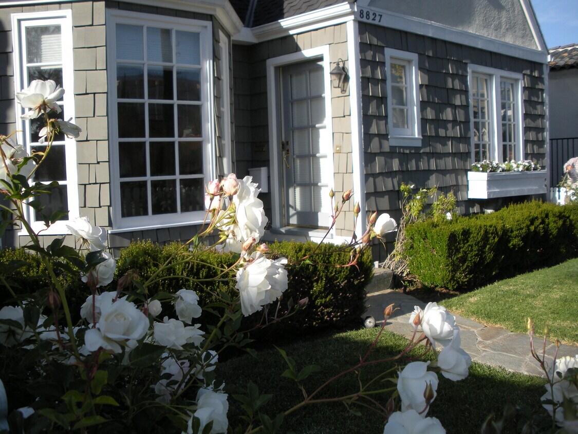 Primary Photo - 8827 Rosewood Ave