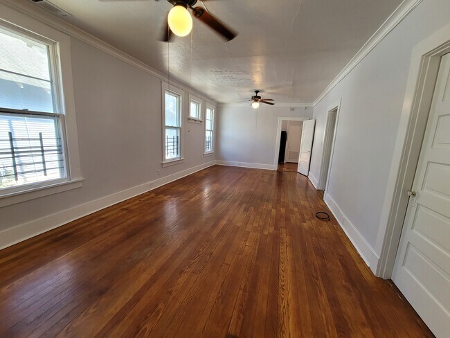 Building Photo - 1807 Nelson Ave