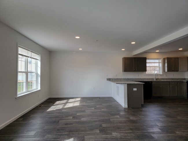 Building Photo - 142 Robert Cir
