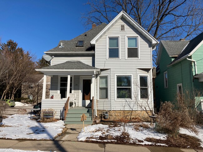 Building Photo - 321 Russell St