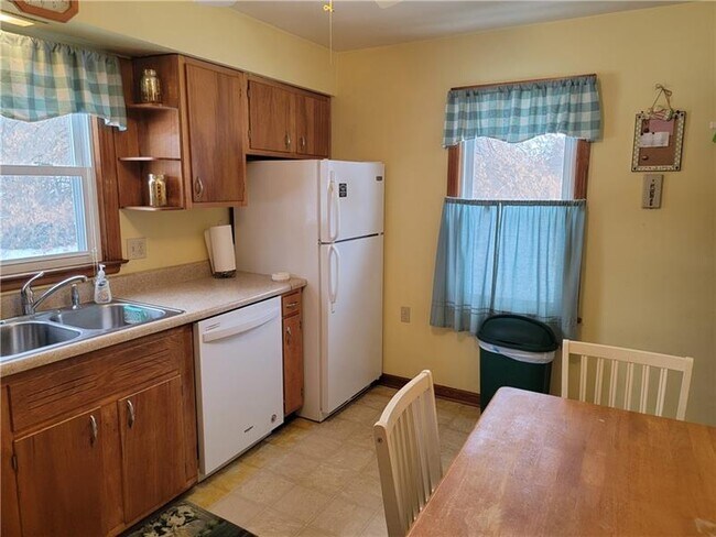 Building Photo - 302 South Dr