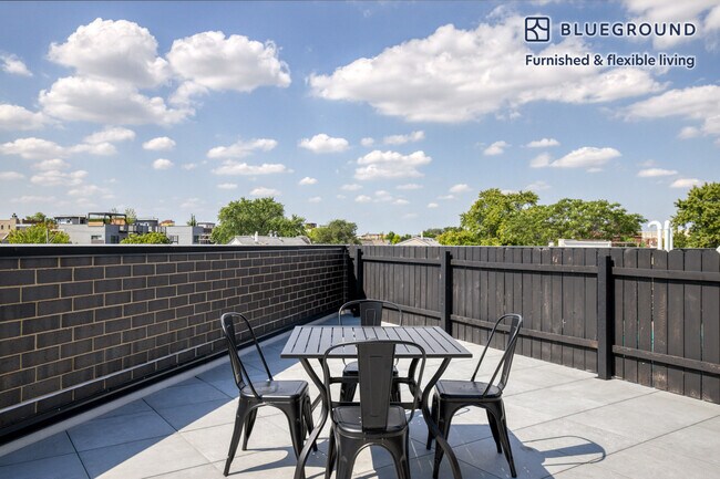 Foto del edificio - 2034 N Avondale Ave