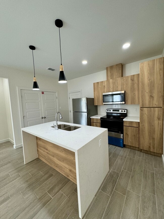 Building Photo - 1308 W Platinum Dr
