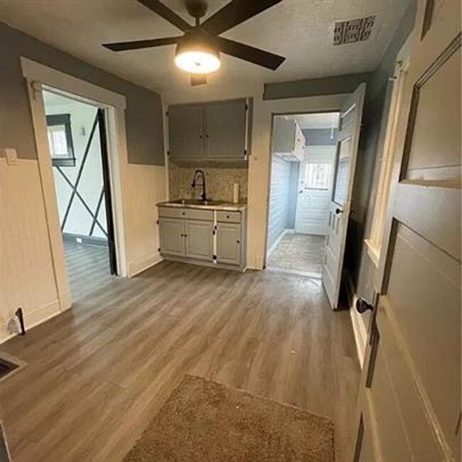 Building Photo - 3 BD/ 2 BA House for Rent in Cleveland!