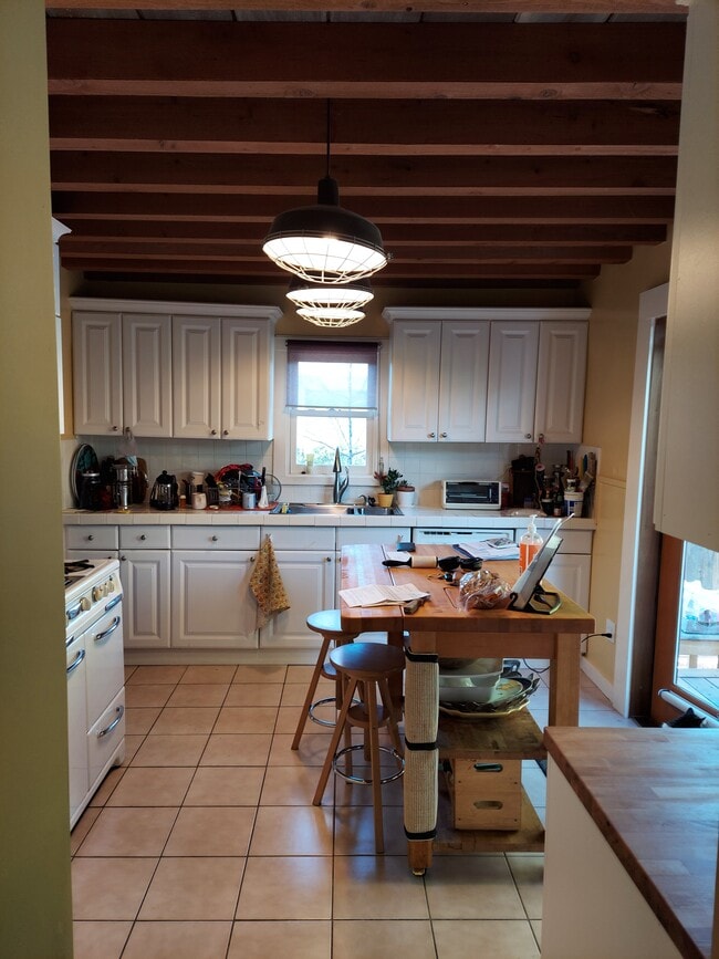 Renovated kitchen, new appliances - 950 60th St