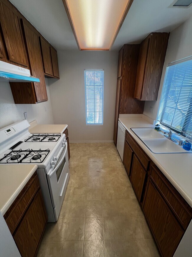 2554 Olive Dr Unit 120, Palmdale, CA 93550 Condo for Rent in Palmdale