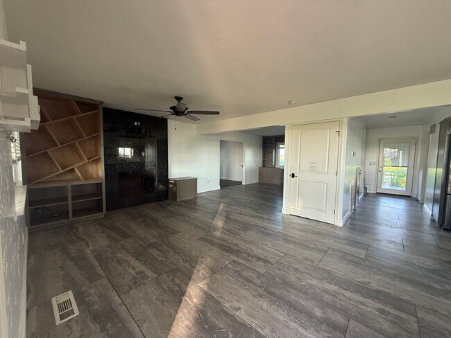 Foto del edificio - 4-bedroom, 2-bathroom home located in the vibrant city of Visalia, CA.