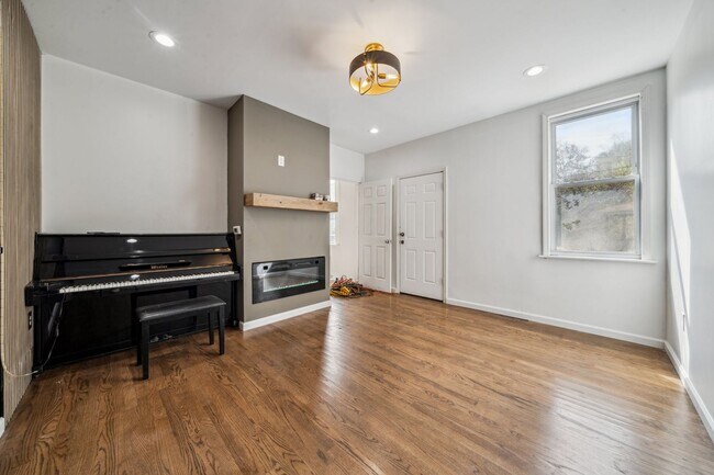Foto del edificio - Charming & Updated 2-Story Home Minutes fr...