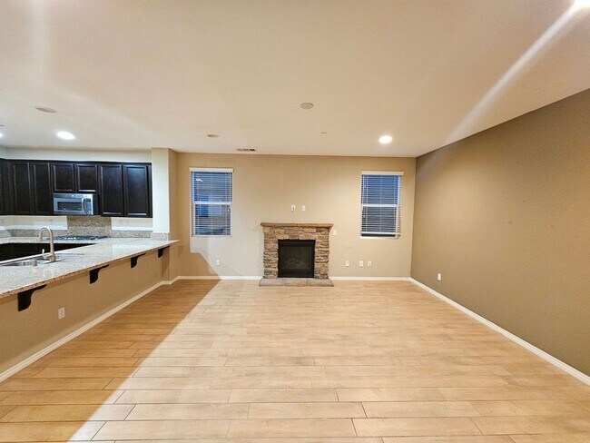 Building Photo - Beautiful  and large 4 bedroom / 3.5 bathr...