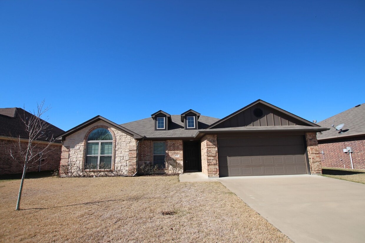 Primary Photo - Coming Soon! Stunning 3/2/2 in Tyler ISD!