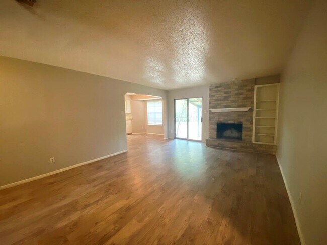 Foto del edificio - 6215 Woodhue Dr