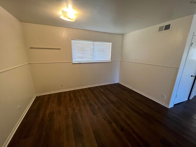 Foto del edificio - 5129 Parklane Dr