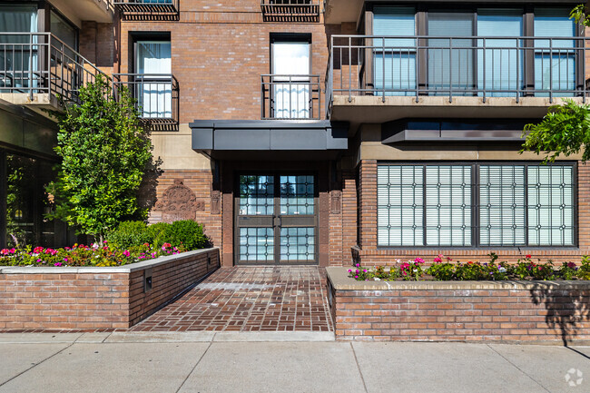 Building - Gateway Condominiums