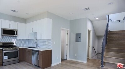 Building Photo - 1242 Beachwood Dr