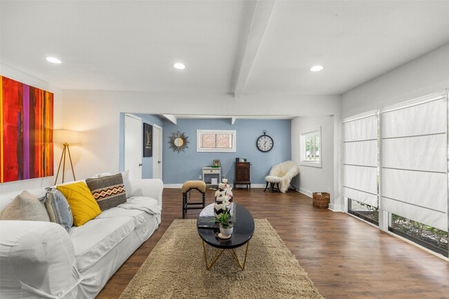 Foto del edificio - 5808 Community Dr